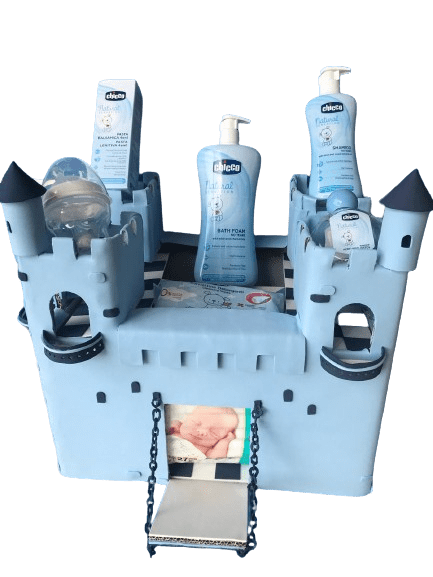 Canastilla de bebé en forma de castillo azul hecha a mano de la farmacia Castejón