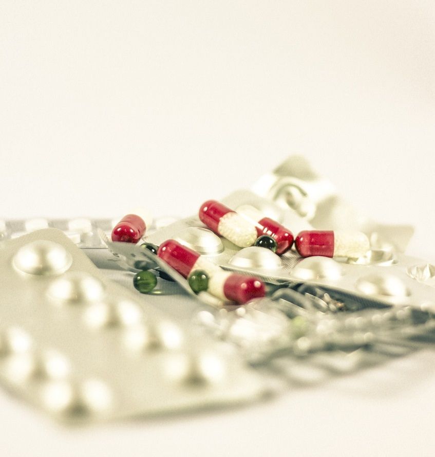 fotografia de blisters con cápsulas y pastillas de nuestra farmacia en Castejón